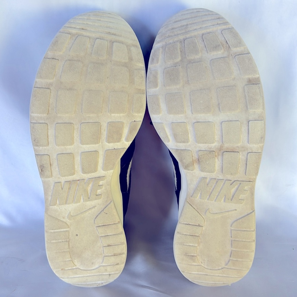 Slightly Worn Woman Nike  Navy Blue  Sneakers Size 9.5 - Picture 10 of 12